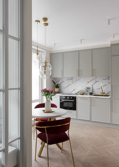 Naturalny laminat 2026 Naturalnie wyglądający laminat imitujący drewno, z uwzględnieniem trendów 2026