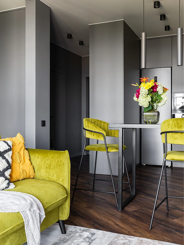 Neutralny laminat podłogowy Próbka laminatu w neutralnym kolorze z delikatną, drewnianą teksturą.
