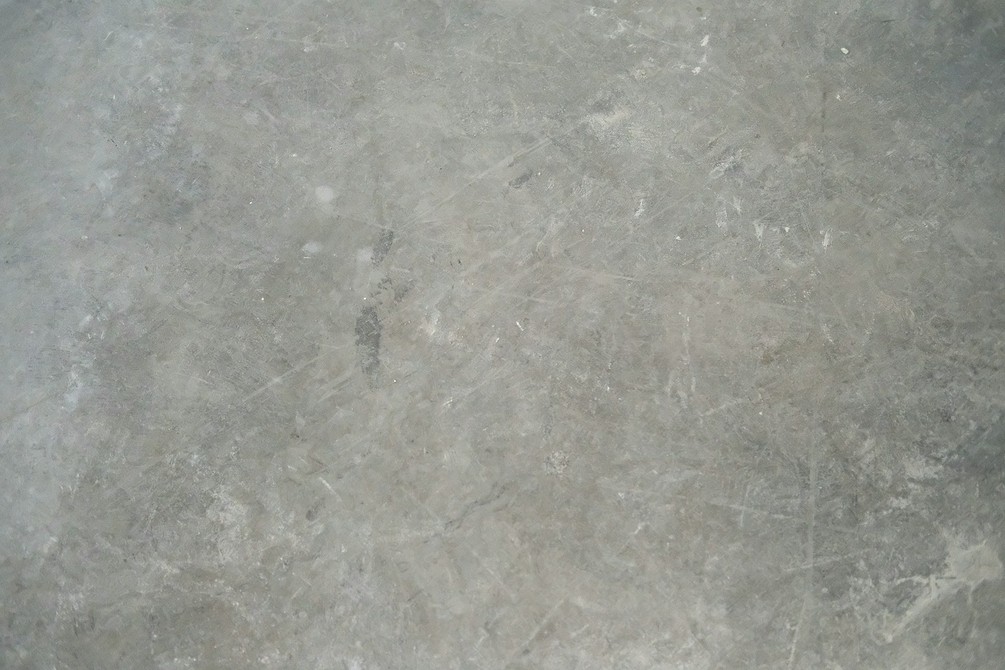 Laminat imitacja ciemnego drewna Detale ciemnego laminatu z realistyczną imitacją usłojenia drewna.