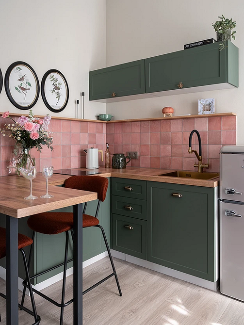 Laminat: Aranżacje Laminat 2026 trendy: Stylowe połączenie paneli i mebli w harmonijnej aranżacji wnętrza.