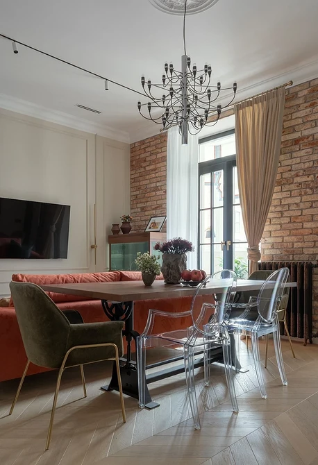 Modne żyrandole 2026 do jadalni: Stylowe oświetlenie nad stołem w nowoczesnym domu.