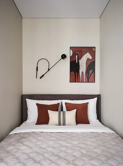 Żyrandol nowoczesny z elementami szkła i chromu, elegancki dodatek do wnętrza 2026.