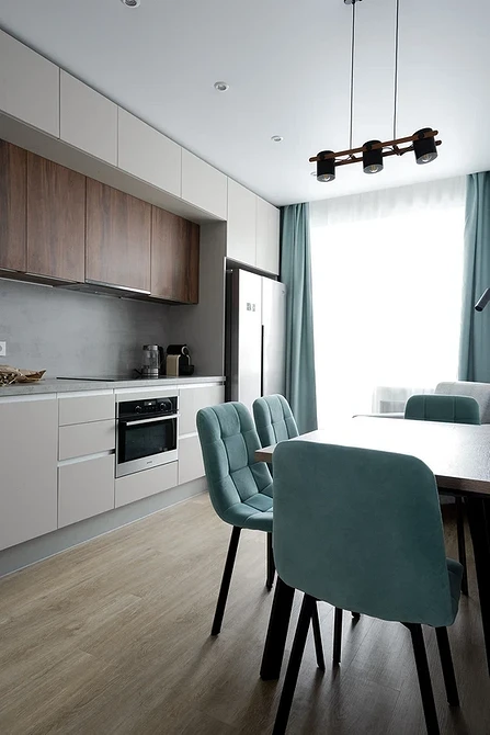 Inteligentne oświetlenie 2026: żyrandol z możliwością regulacji barwy i natężenia światła.