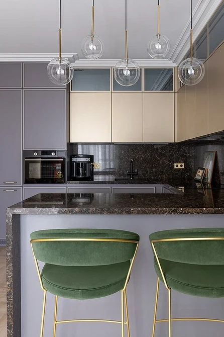 Oświetlenie wielopoziomowe 2026: Żyrandol jako centralny punkt aranżacji wnętrza.