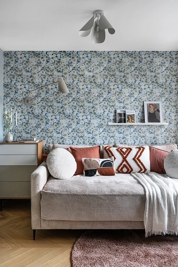 Żyrandol w stylu industrialnym z metalowymi kloszami, modny trend 2026.