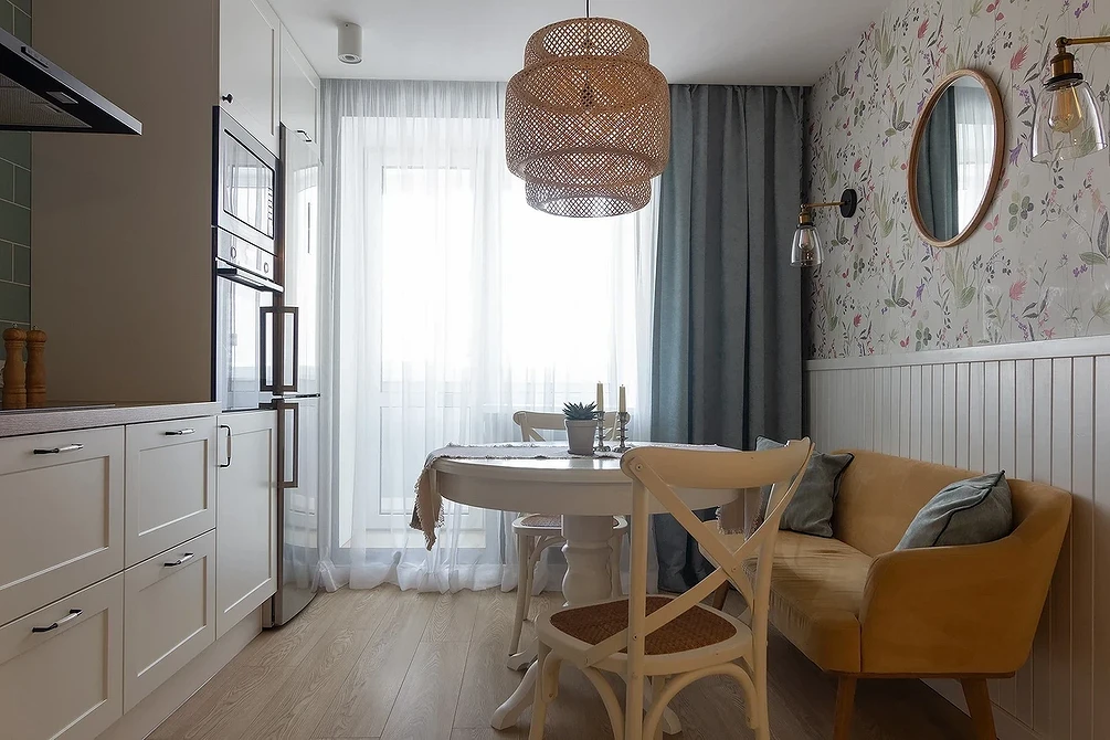 Oświetlenie wielopoziomowe: zestaw lamp wiszących tworzący spójną kompozycję w 2026.