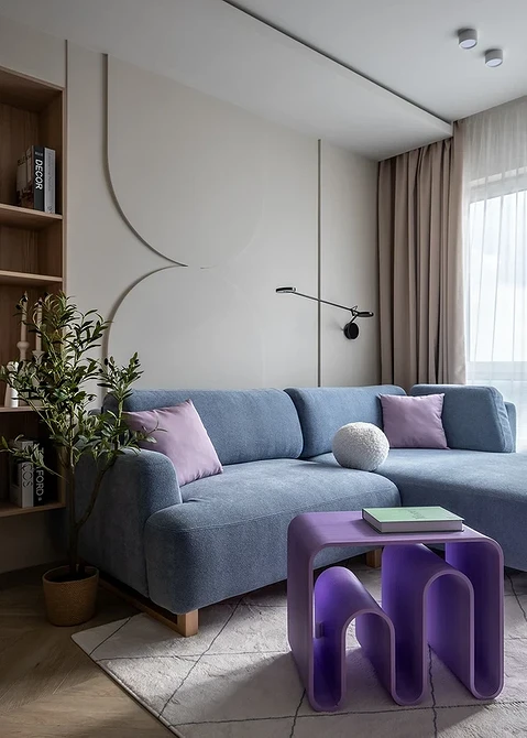 Nowoczesny żyrandol z geometrycznym designem, idealny do salonu w 2026 roku.