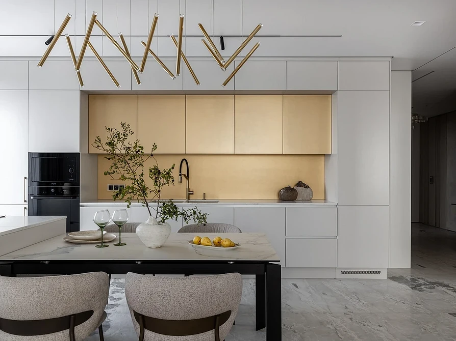 Designerski żyrandol 2026: nietypowy kształt i materiały, awangardowe oświetlenie.