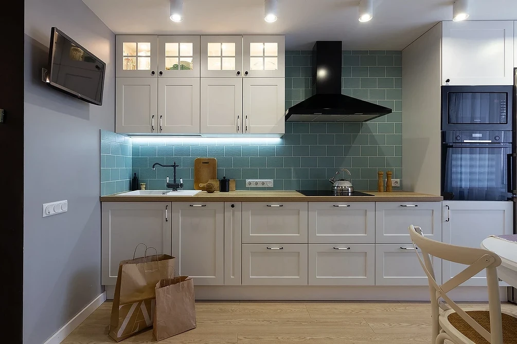 Oświetlenie wielopoziomowe 2026: kombinacja żyrandola i lamp podłogowych w salonie.