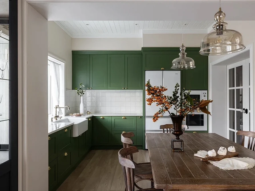 Oświetlenie wielopoziomowe 2026: żyrandol, lampy stołowe i listwy LED w aranżacji biura.