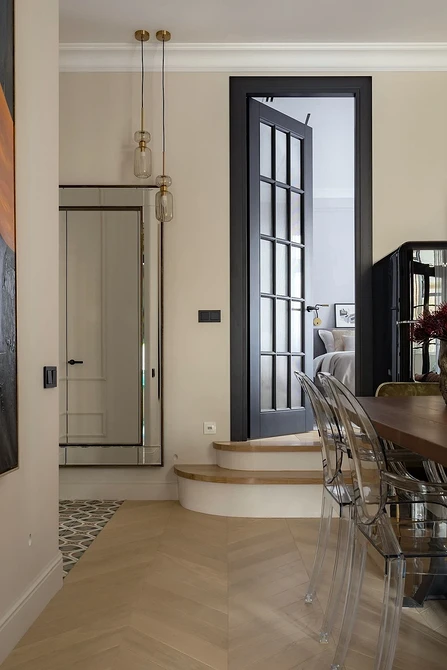 Elegancki żyrandol kryształowy z elementami złota, trend oświetleniowy 2026.