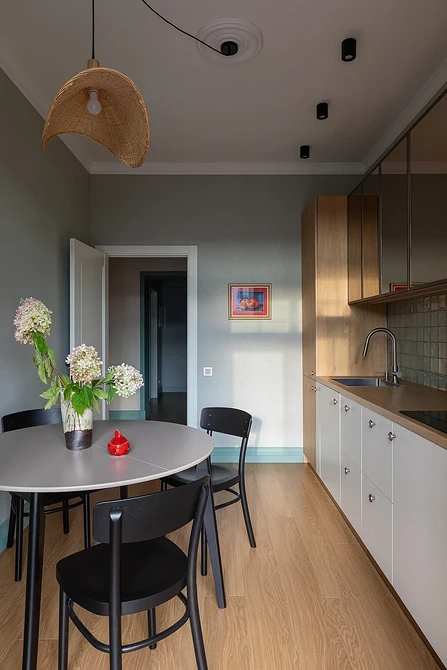 Nowoczesny żyrandol z geometrycznym wzorem, idealny do salonu w 2026 roku.