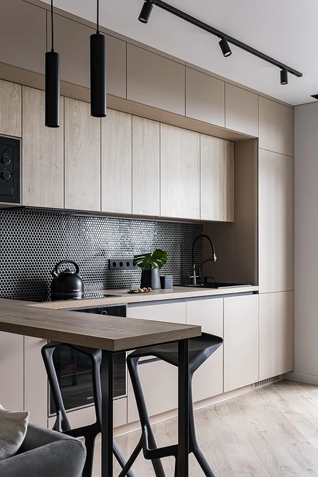 Inteligentne oświetlenie 2026: żyrandol z regulacją barwy i jasności światła.