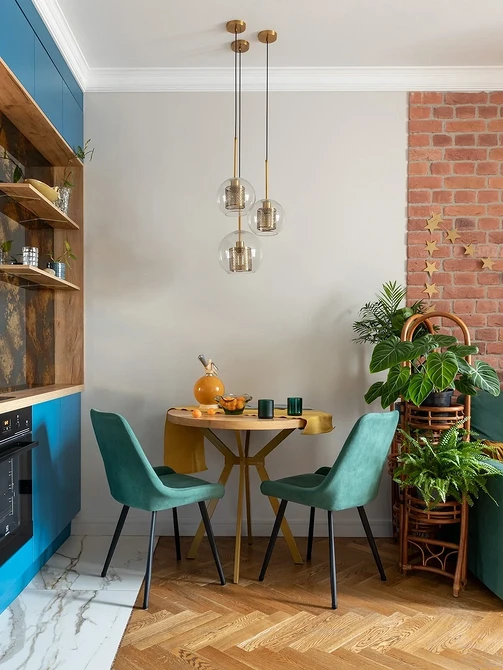 Inteligentne oświetlenie 2026: Żyrandol sterowany smartfonem, nowoczesny salon.