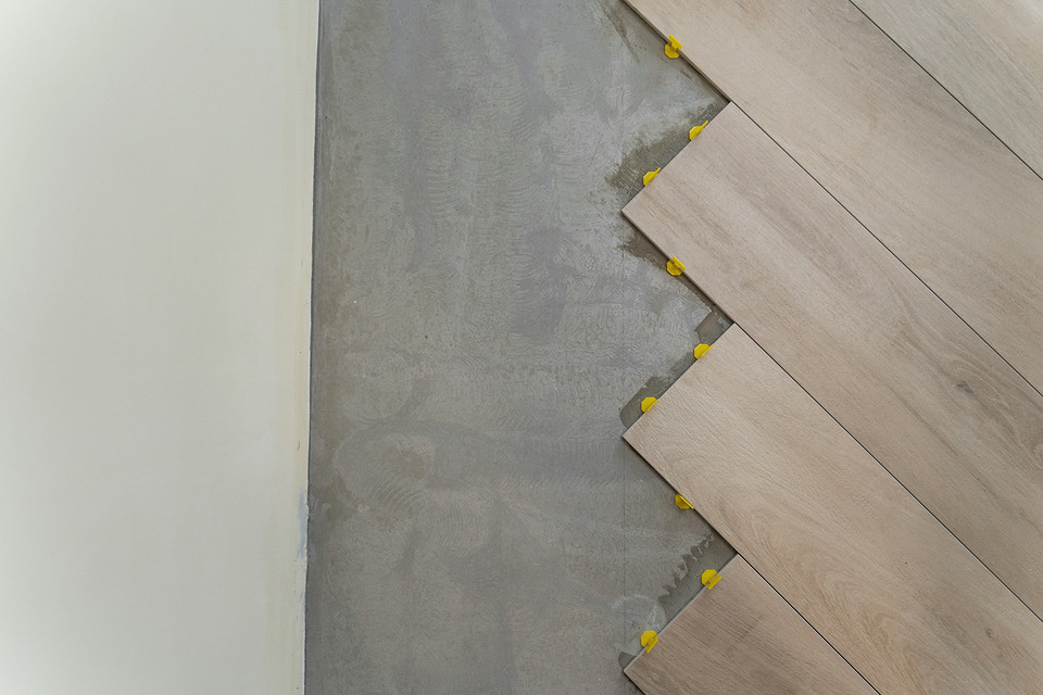 Kupno mieszkania 2026: Zrujnowana kuchnia - przykład ukrytej wady mieszkania