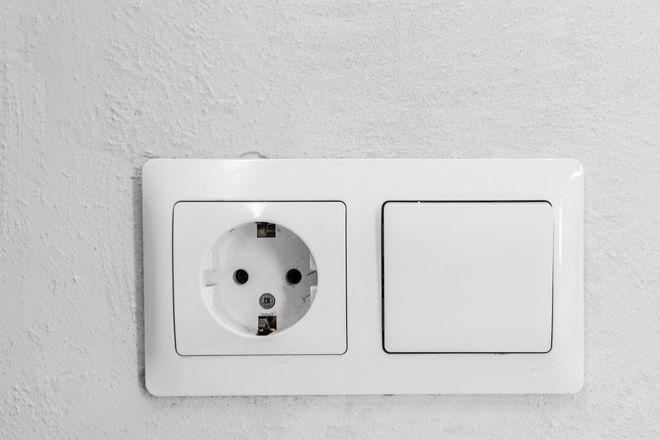 Zrujnowane mieszkanie z widocznymi wadami konstrukcyjnymi, symbol problemów przy kupnie mieszkania z drugiej ręki