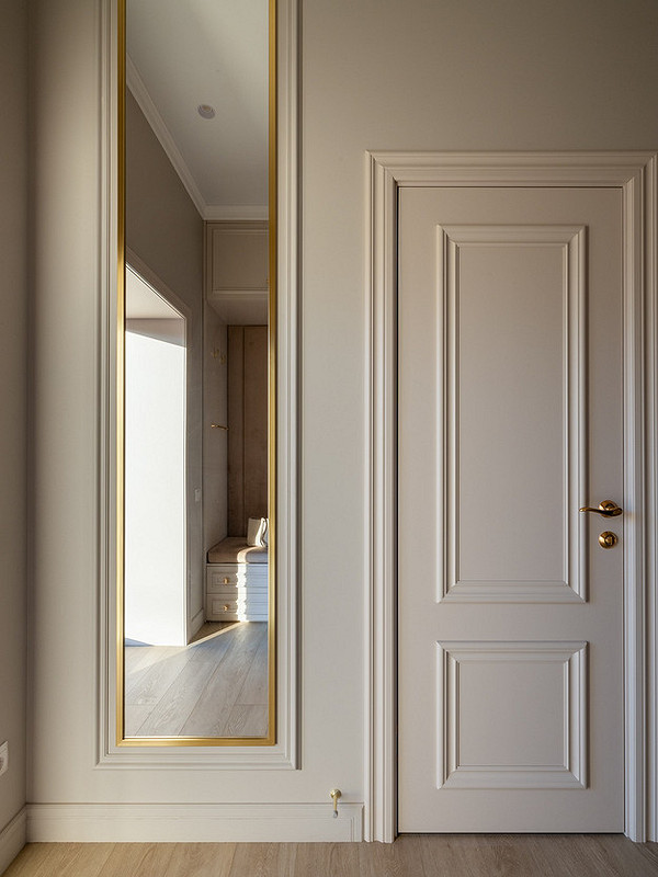 Produkcja Płyt MDF Warstwy płyty MDF podczas produkcji, proces tworzenia wytrzymałego materiału budowlanego.