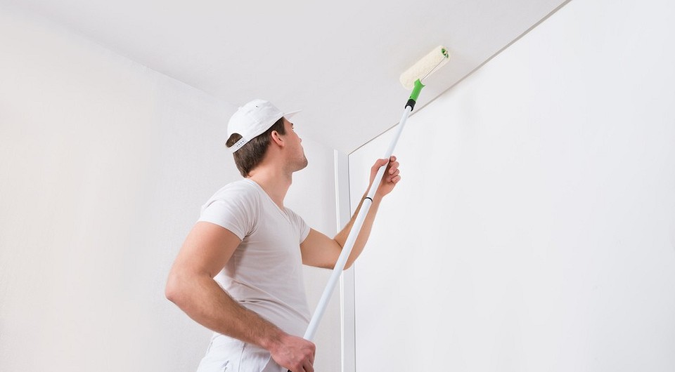 Przygotowanie sufitu Przygotowanie do malowania sufitu napinanego i wybór akrylowej farby. Poradnik