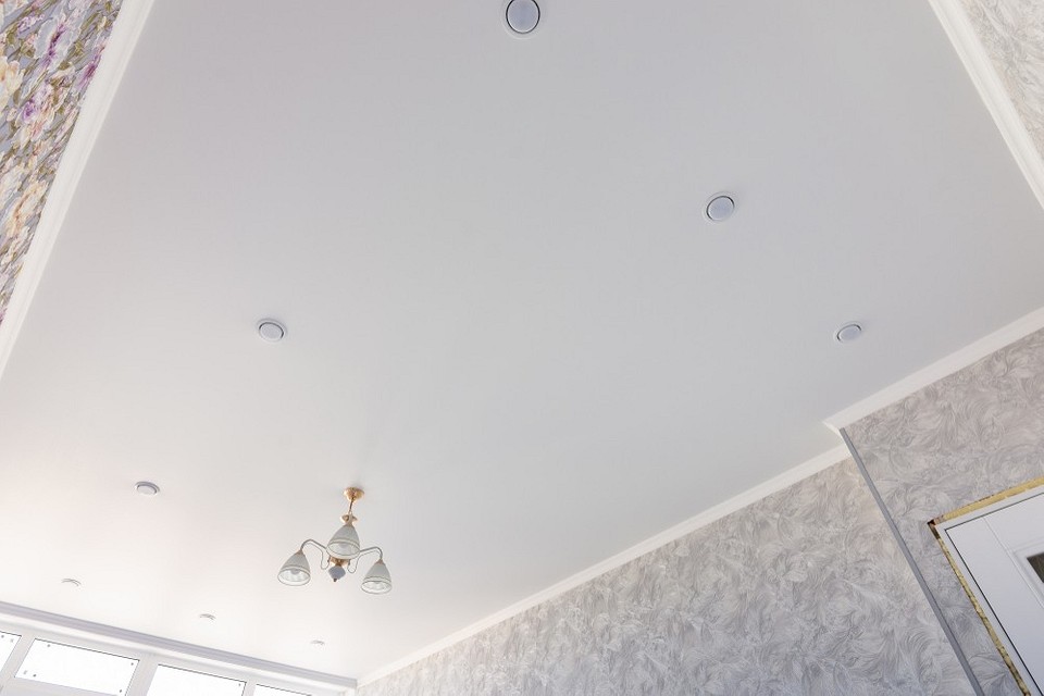 Potrzebne narzędzia Narzędzia potrzebne do malowania sufitu napinanego: wałek, pędzel i folia ochronna