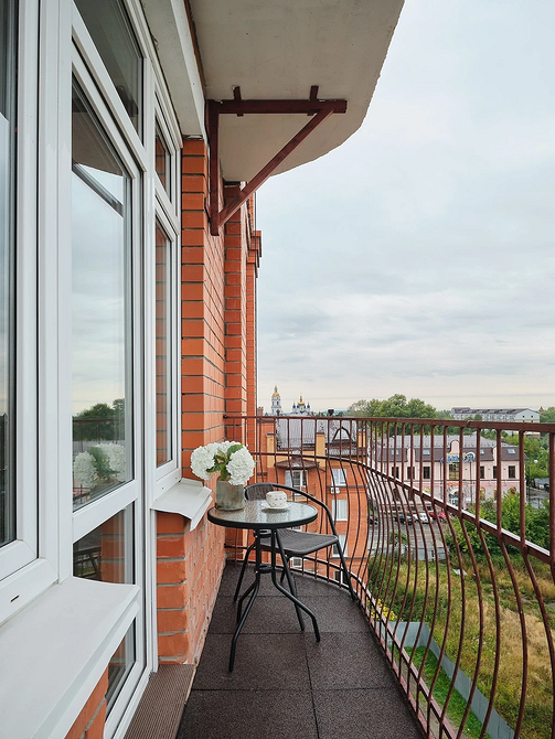 Szare płytki 2026 Inspiracje 2026: nowoczesna aranżacja z płytkami podłogowymi w odcieniach szarości i bieli.