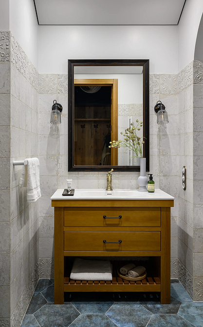 Mała kuchnia z płytkami Płytki do małego mieszkania 2026: jasne płytki optycznie powiększają małą kuchnię