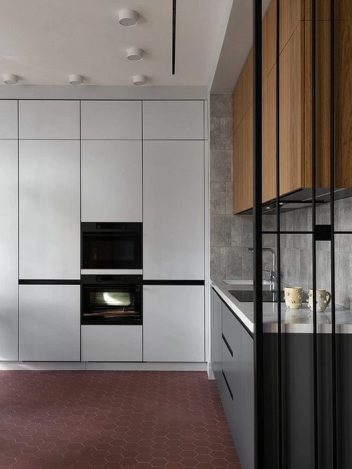 Szare płytki wielkoformatowe Płytki wielkoformatowe 2026: duża przestrzeń wyłożona szarymi płytkami, nowoczesny minimalizm