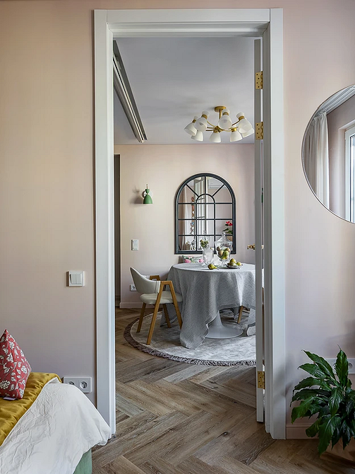 Wielki format, wielki efekt! Modne płytki wielkoformatowe 2026 w przestronnej łazience z wanną wolnostojącą.