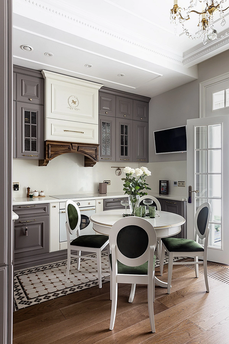 Beżowy Sen na Podłodze Eleganckie płytki podłogowe w kolorze beżowym 2026 w jasnej sypialni.