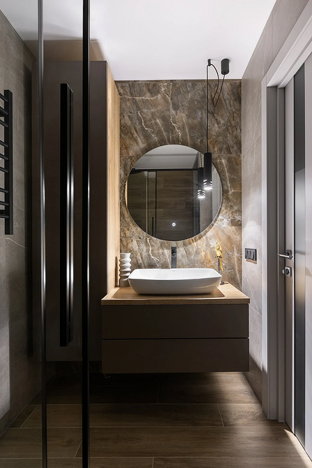 Szarość w kuchni Nowoczesna kuchnia z szarymi płytkami podłogowymi i drewnianymi elementami – inspiracje 2026.