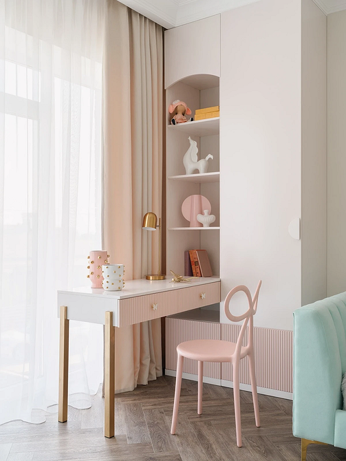 Drewno i Ciepło Domu Płytki podłogowe imitujące drewno 2026 w przytulnym salonie z kominkiem.