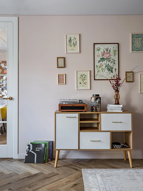 Szara łazienka 2026 Aranżacja z płytkami podłogowymi 2026: nowoczesna łazienka z szarymi płytkami i roślinami