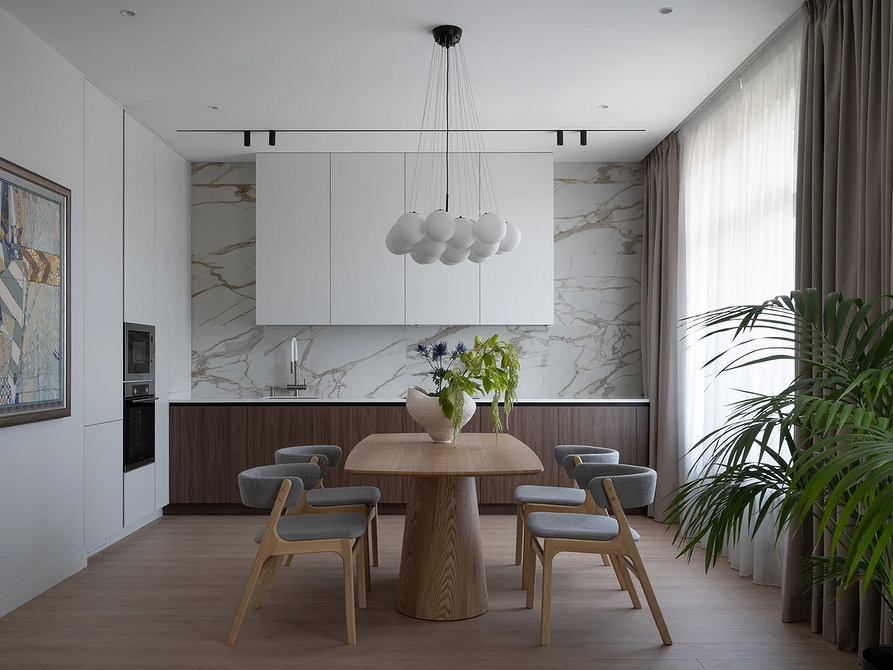 Płytki do małego wnętrza Aranżacja małego mieszkania z jasnymi płytkami podłogowymi optycznie powiększającymi przestrzeń – 2026 trendy.