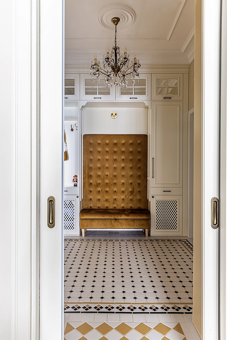 Płytki drewnopodobne 2026 Trend na płytki podłogowe 2026: płytki imitujące drewno w nowoczesnym salonie z kominkiem