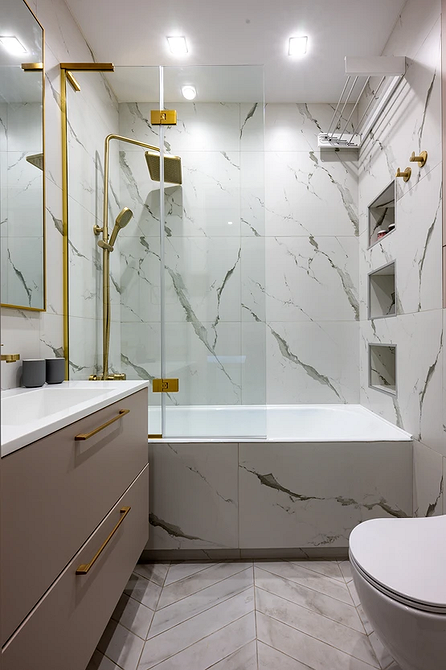 Jasna sypialnia Minimalistyczna sypialnia z jasnymi płytkami podłogowymi i naturalnymi dodatkami – trendy 2026.