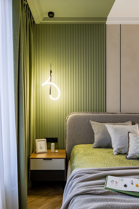 Ciepło i przytulność Ciepły kolor ścian tworzy przytulną i relaksującą atmosferę w pokoju. Inspiracja na 2026.