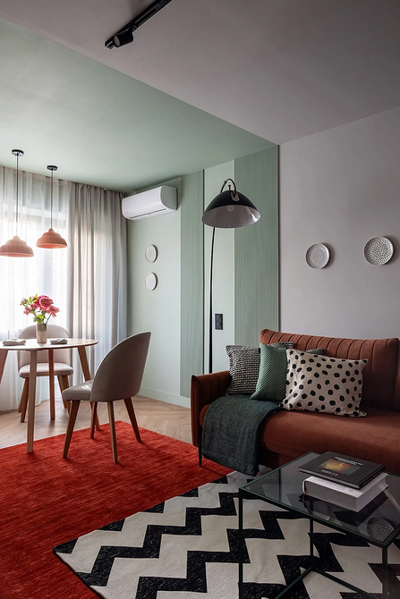 Małe wnętrze: ciemny kolor? Ciemny kolor ścian w małym mieszkaniu optycznie je zmniejsza i przytłacza.