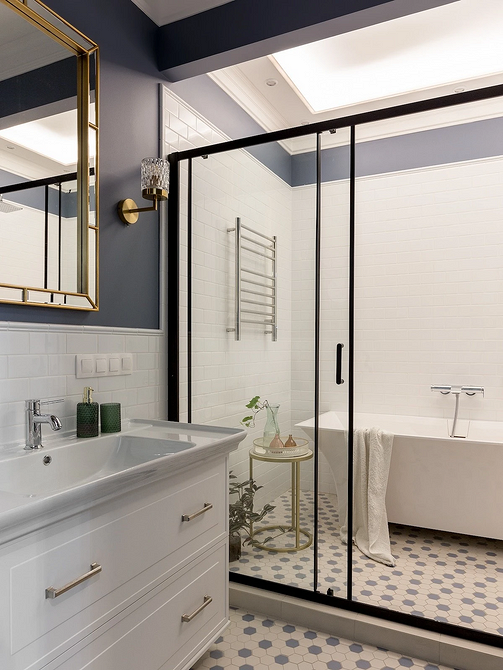 Minimalistyczny sufit podwieszany z punktowym oświetleniem, idealny do nowoczesnej sypialni.