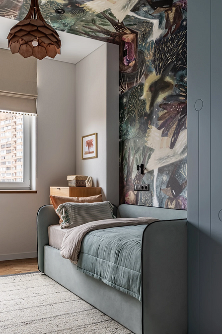 Nietypowy sufit z nieregularnymi kształtami, tworzący dynamiczny efekt wizualny i optycznie powiększający przestrzeń.