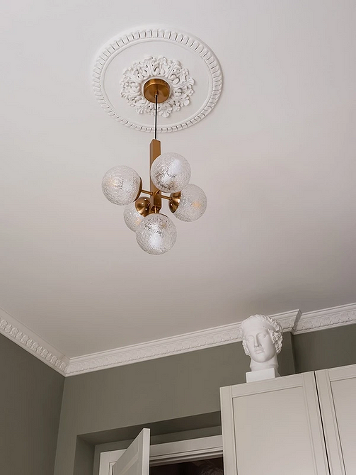 Sufit z drewnianymi belkami w rustykalnym salonie, dodający ciepła i charakteru.