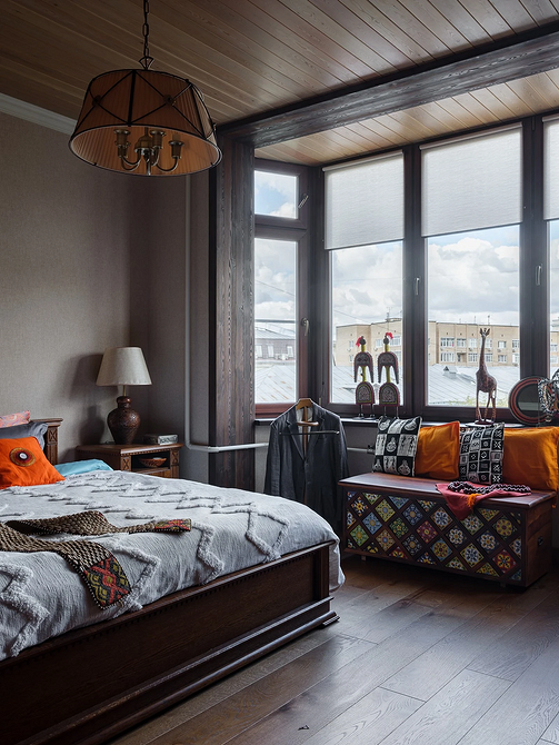 Sufit z dekoracyjnymi panelami w nowoczesnym wnętrzu, dodający tekstury i głębi.