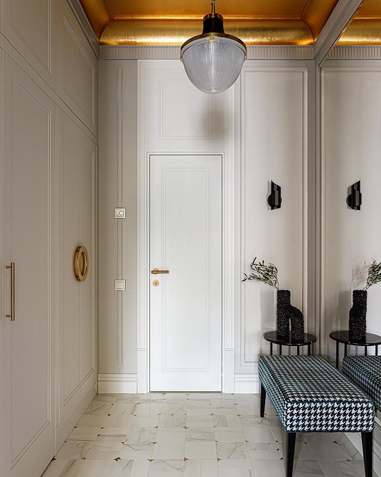 Sufit podwieszany z oświetleniem punktowym w nowoczesnej sypialni, tworzący intymny nastrój.