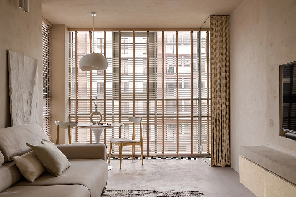 Sufit z efektem lustra – trik na optyczne powiększenie małego salonu w 2026 roku.