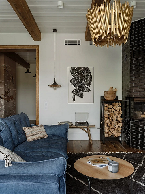 Jasny sufit w małym pokoju, optycznie powiększający przestrzeń dzięki jasnym kolorom.