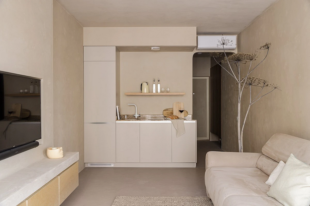 Kontrastowe kolory sufitu: ciemny odcień optycznie obniża i ociepla duże pomieszczenie.