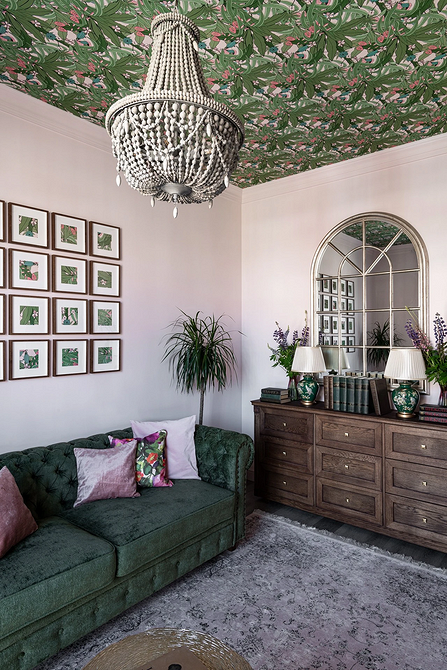 Sufit z oświetleniem ambientowym – subtelne podświetlenie ociepla wnętrze i tworzy relaksującą atmosferę.