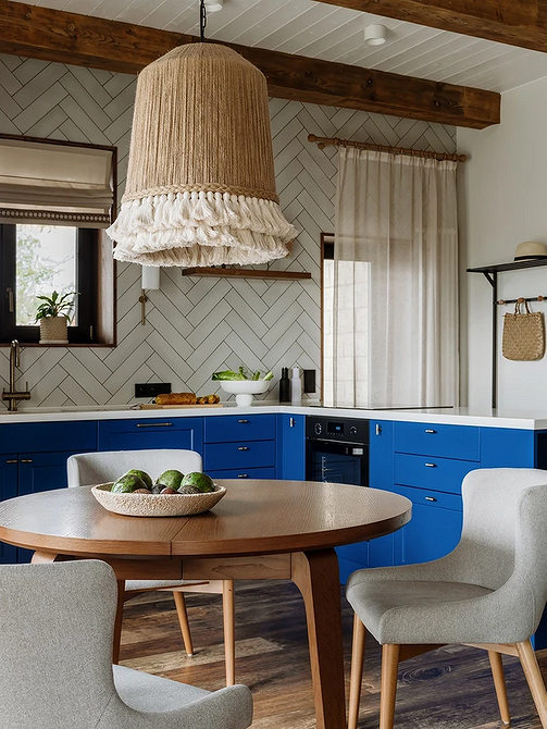 Elegancki sufit z sztukaterią w klasycznym stylu, idealny do wysokich pomieszczeń.