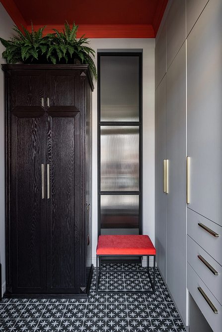 Elegancki sufit z sztukaterią, dodający wnętrzu klasycznego charakteru i optycznie je powiększający.