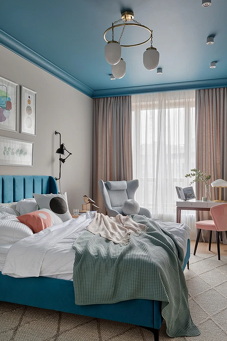 Biały sufit z drewnianymi belkami – rustykalny akcent ocieplający nowoczesne wnętrze.