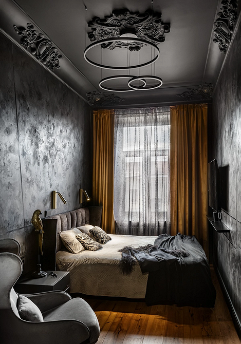 Kontrastowe kolory sufitu i ścian w nowoczesnym wnętrzu, dodające dynamiki.