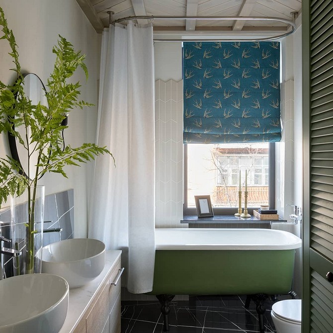 Sufit w kolorze ciepłego beżu w salonie, dodający przytulności i ciepła wnętrzu.